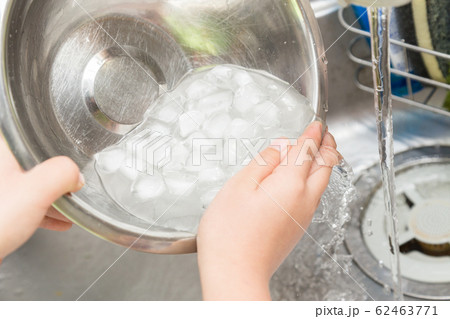 氷水を流す子供　病気の看病 62463771