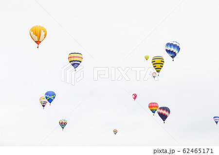 熱気球　曇り　白背景　富山県　砺波バルーンフェスタ 62465171