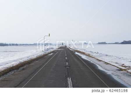 北海道のまっすぐな道 62465198