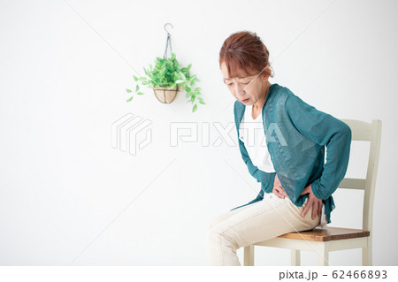 痛がる中高年の女性 62466893