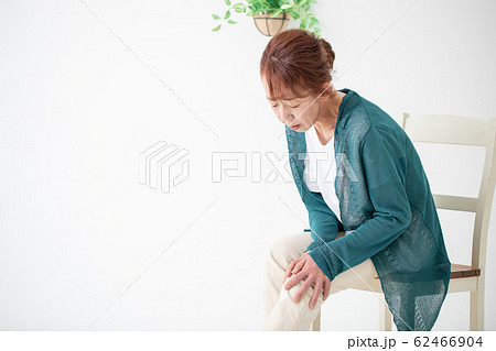 痛がる中高年の女性 62466904