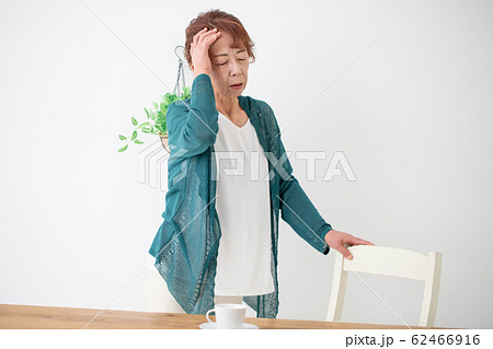 痛がる中高年の女性 62466916
