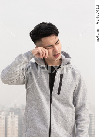 man has itchy eyes 62467413