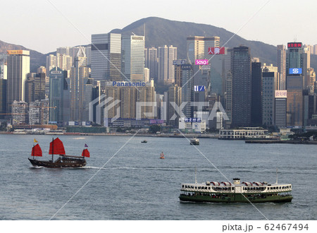 ホンコンのビクトリア湾を航行するスターフェリー（右）。左はビクトリア湾観光船「アクアルナ」 62467494