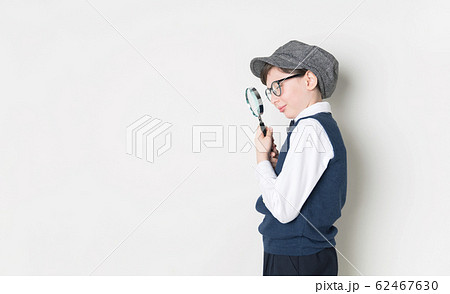 虫眼鏡を持つ子供 62467630