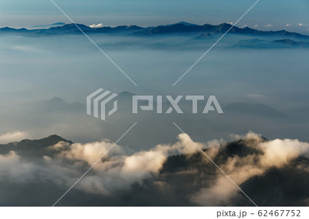 飯豊本山から見る夕暮れの朝日連峰 62467752