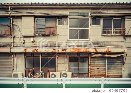 東京都内 下町の廃墟アパートの写真素材