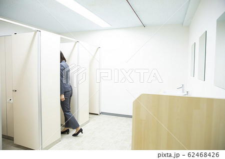 女性 トイレ ビジネスウーマン 顔なしの写真素材