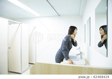 女性 トイレ ビジネスウーマン 女性 トイレ ビジネスウーマン 62468429