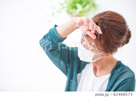 体調不良の中高年の女性 体調不良の中高年の女性 62468573