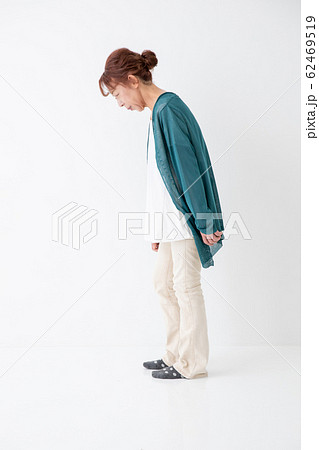 猫背の中高年の女性 62469519