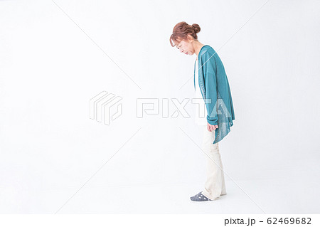 猫背の中高年の女性 猫背の中高年の女性 62469682