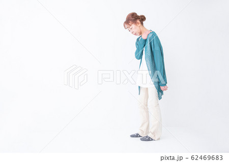 痛がる中高年の女性 62469683