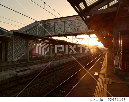 夕暮れの駅ホーム1 夕暮れの駅ホーム1 62471143