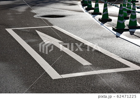 一方通行道路標識の写真素材