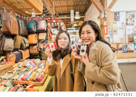 カナダの市場を散策する日本人女性 カナダの市場を散策する日本人女性 62471531