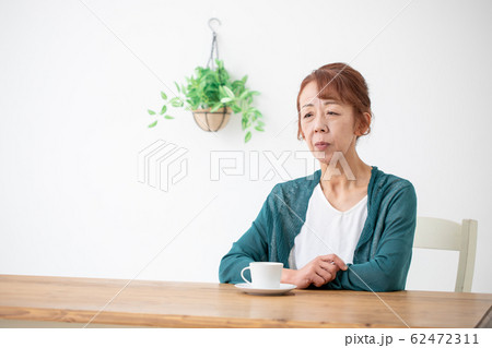 考える中高年の女性 62472311