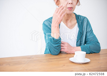 体調不良の中高年の女性 62472508