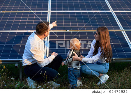 Young family getting to know alternative energy 62472922