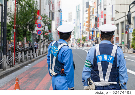 交通整理を行う警察官イメージ 62474402