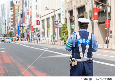 交通整理を行う警察官イメージ 62474406