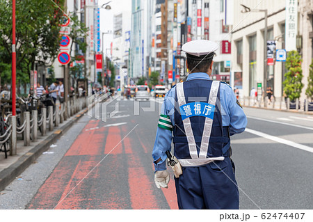 交通整理を行う警察官イメージ 62474407