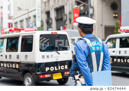 交通整理を行う警察官イメージの写真素材