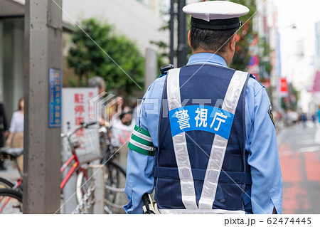 交通整理を行う警察官イメージ 62474445