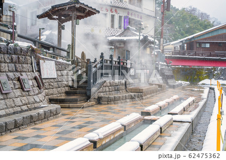 雪景色の湯村温泉 62475362