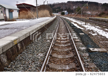 冬の北海道八雲町JR落部駅の風景を撮影 62475603