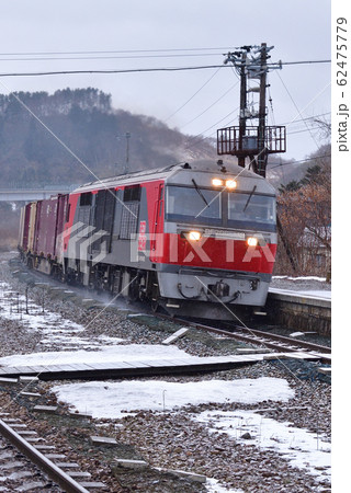 冬の北海道八雲町JR落部駅を通過する貨物列車の風景を撮影 62475779