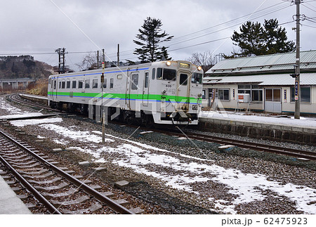 冬の北海道八雲町JR落部駅を発着する普通列車の風景を撮影 62475923