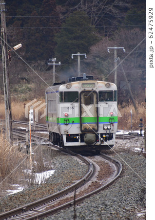 冬の北海道八雲町JR落部駅を発着する普通列車の風景を撮影 62475929