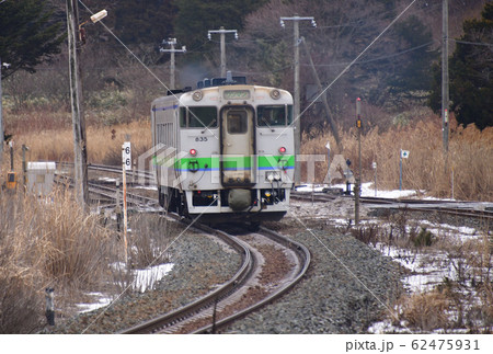冬の北海道八雲町JR落部駅を発着する普通列車の風景を撮影 62475931