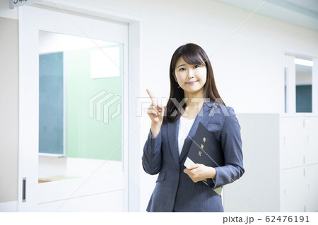 ビジネスウーマン 女性教師 ビジネスウーマン 女性教師 62476191