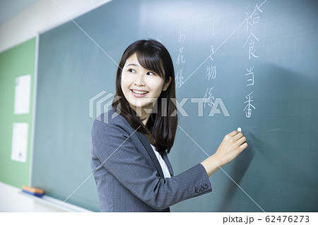 ビジネスウーマン　女性教師　 62476273