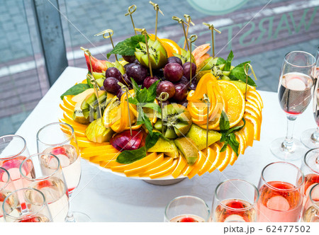 Fruit slicing, table setting Fruit slicing, table setting 62477502
