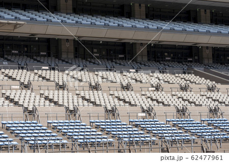 競馬場の観客席 62477961