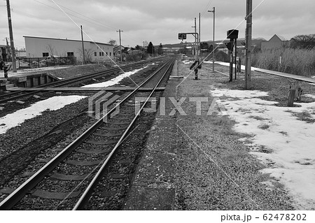 冬の北海道八雲町JR野田生駅の風景を撮影 62478202