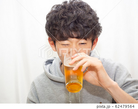 ビールを飲む　男性 62479564