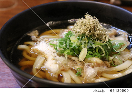 大阪で食べる「かすうどん」 62480609