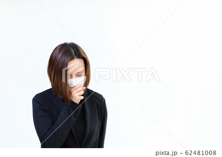 マスクをする女性 62481008