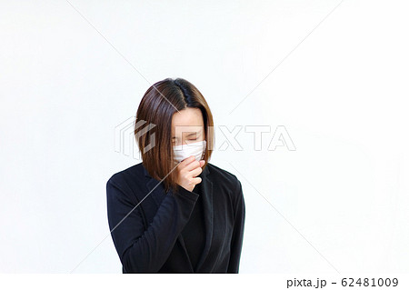 マスクをする女性 62481009