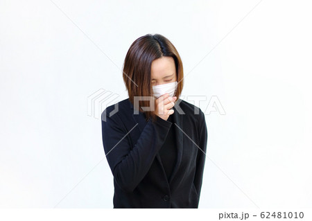 マスクをする女性 62481010