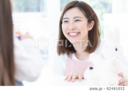 保育士と女の子 保育士と女の子 62481052