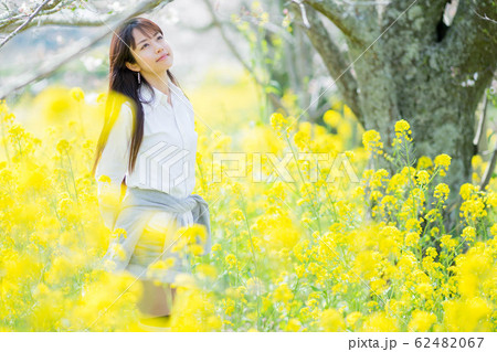 菜の花と女性 62482067