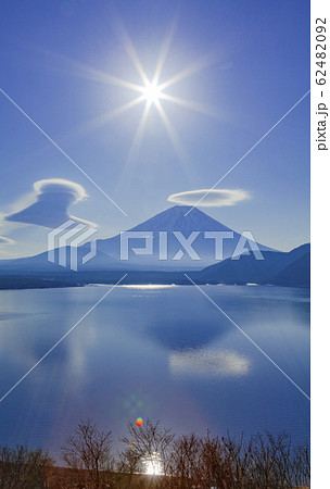 富士山と笠雲・吊るし雲、山梨県本栖湖にて 富士山と笠雲・吊るし雲、山梨県本栖湖にて 62482092