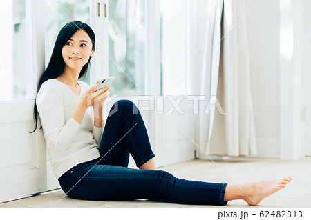 若い女性(スマホ) 若い女性(スマホ) 62482313