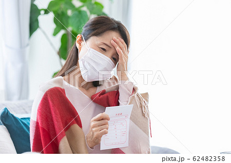 ミドル女性　体調不良 62482358