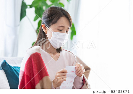 ミドル女性　体調不良 62482371